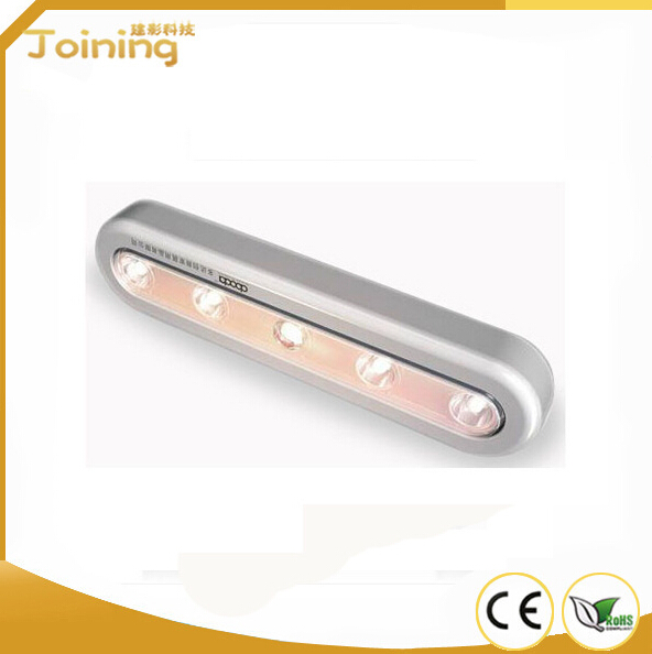 产品规格 1.感应方式:人体红外感应 2.感应控制:内置光亮感知器 3.感应距离:>3米 4.感应角度:120度 5.LED寿命:8万小时以上 6.LED亮度:0.5W 7.灯光颜色:白光/暧光(可选择) 8.工作电流:120毫安 9.电池电源:采用4节AAA电池或充电电池 10.延迟时间:15秒 11.灯的使用温度:-10~50 12.