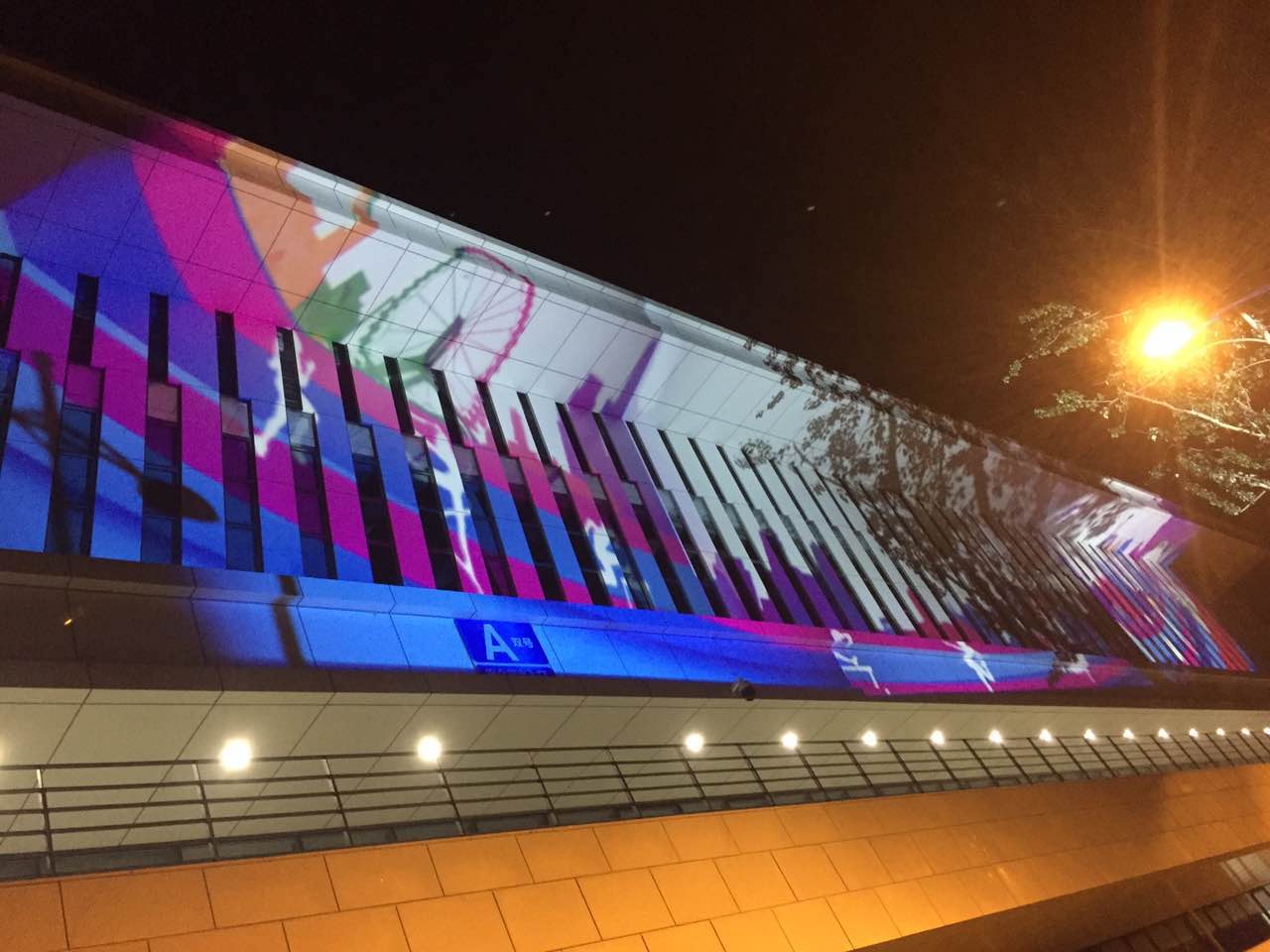 它利用"超高功率影像投影灯",将制作于胶片上的画面投射到建筑物墙面